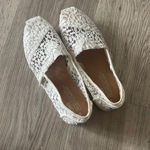 Toms Lace Leaves classic slip ons